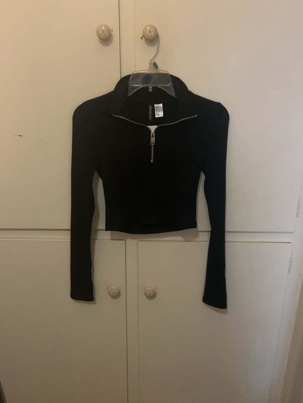 H&M Divided Black Ribbed Quarter-Zip Long Sleeve Crop Top Size M